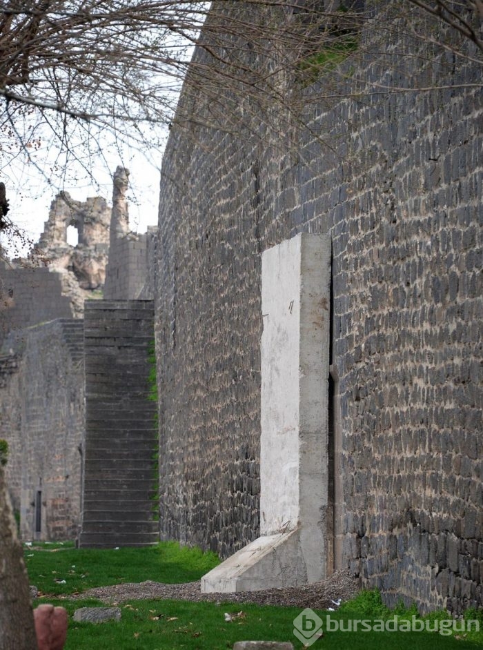 Diyarbakır'ın Sur ilçesine beton blok yerleştiriliyor