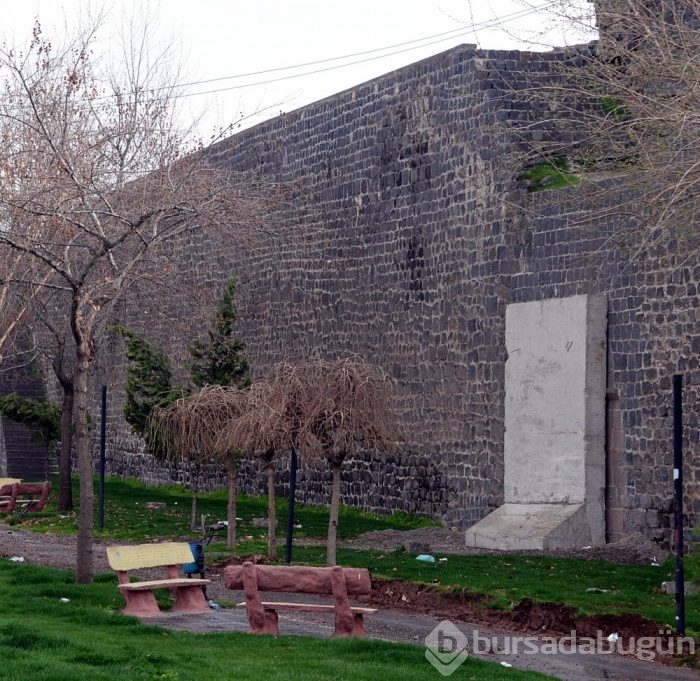 Diyarbakır'ın Sur ilçesine beton blok yerleştiriliyor