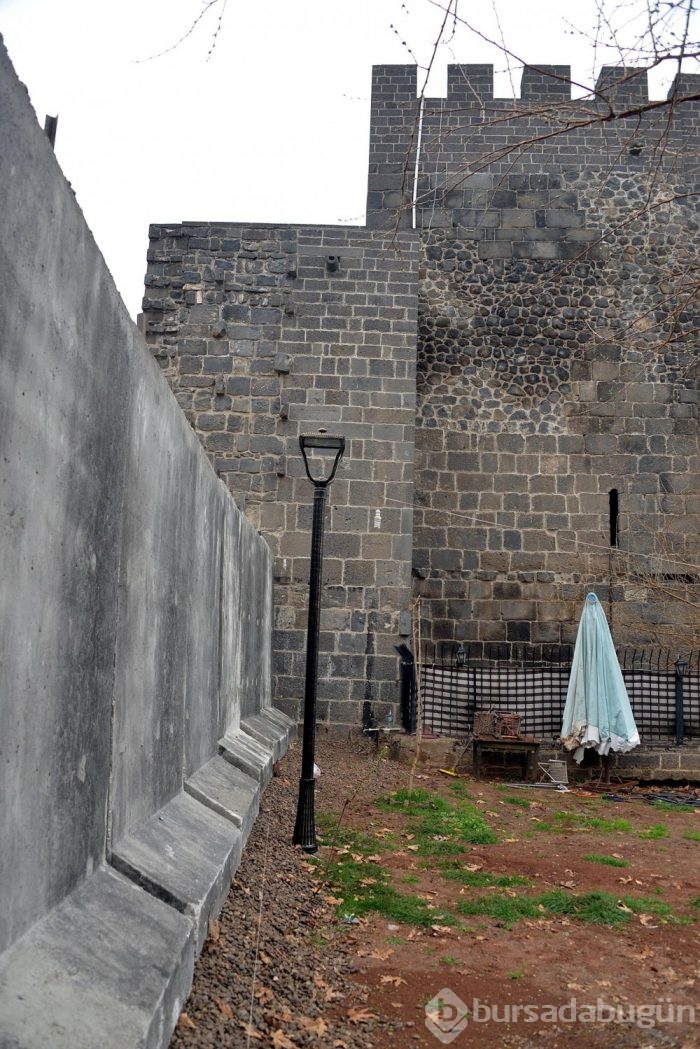 Diyarbakır'ın Sur ilçesine beton blok yerleştiriliyor