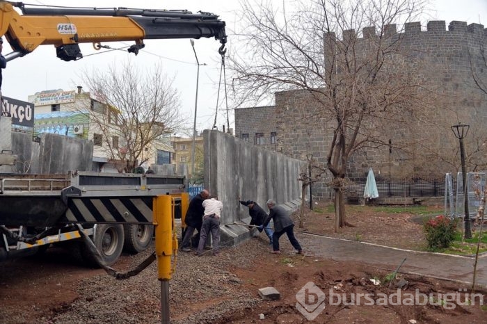 Diyarbakır'ın Sur ilçesine beton blok yerleştiriliyor