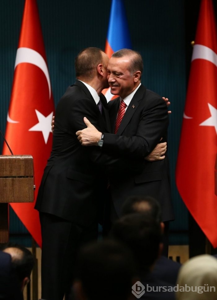 Toplantıya damga vuran an! Erdoğan'a defalarca sarıldı