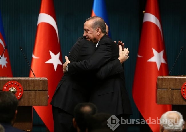 Toplantıya damga vuran an! Erdoğan'a defalarca sarıldı