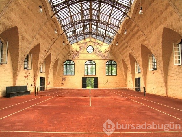 Muhteşem yerlere kurulmuş 16 tenis kortu
