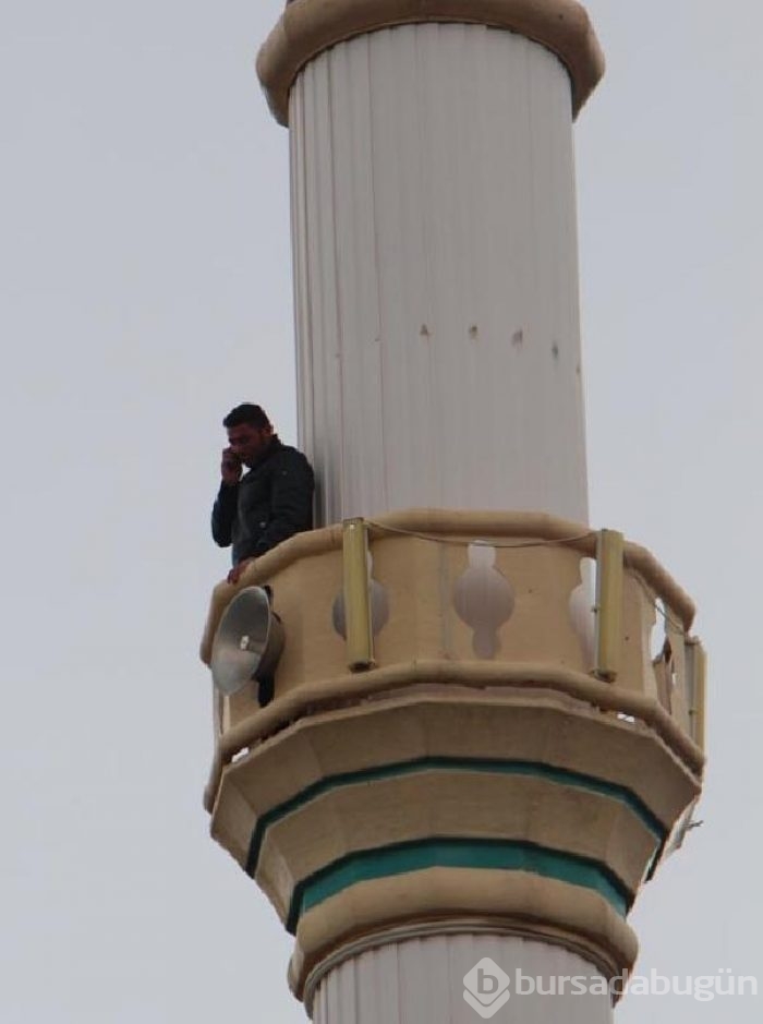 Bu köyün gençleri minareden inmiyor
