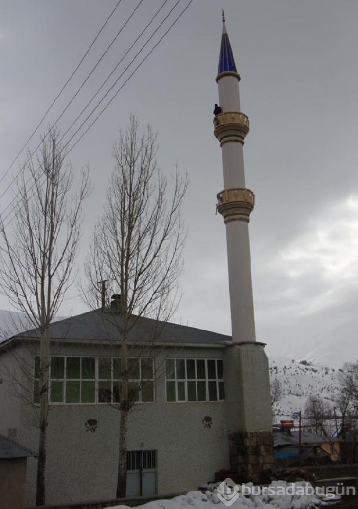Bu köyün gençleri minareden inmiyor