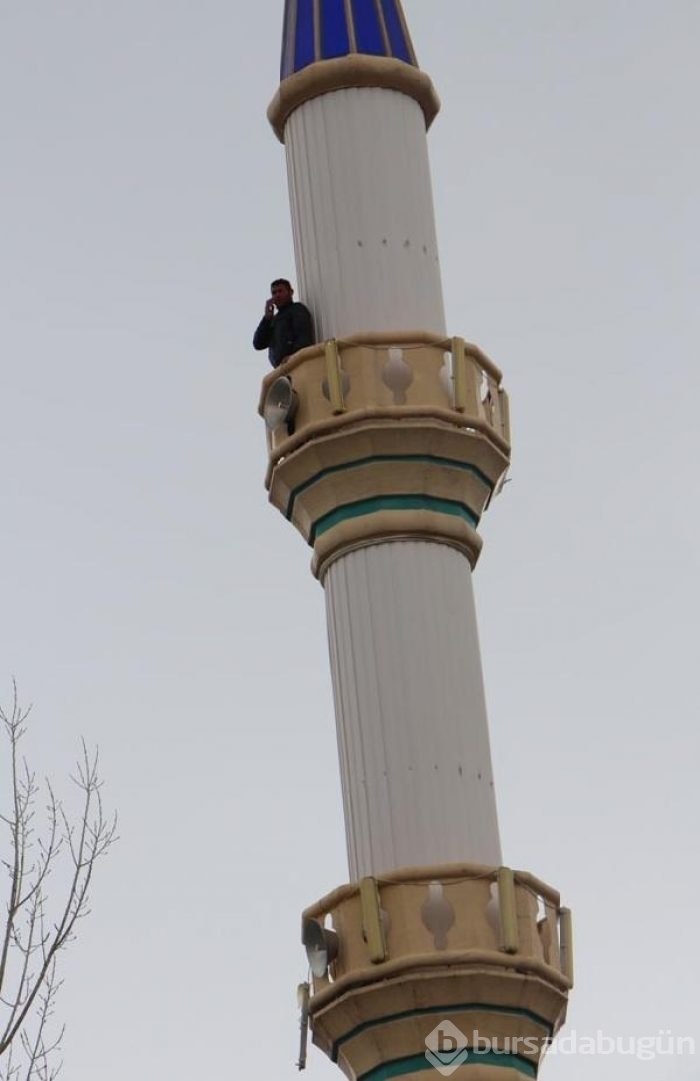 Bu köyün gençleri minareden inmiyor
