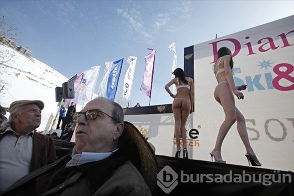 Kayak merkezinde sıcak defile