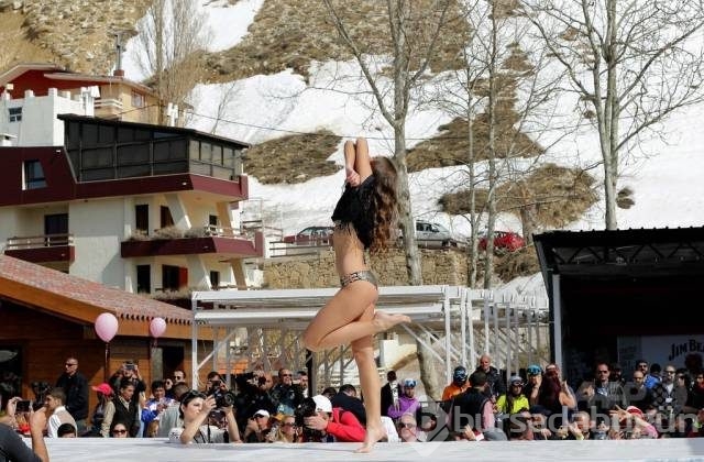 Kayak merkezinde sıcak defile