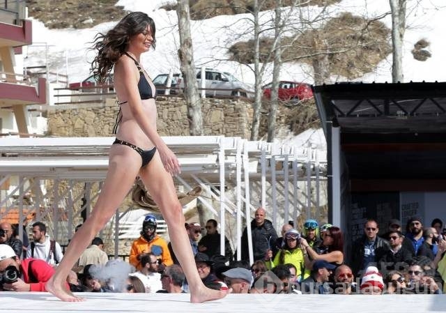 Kayak merkezinde sıcak defile