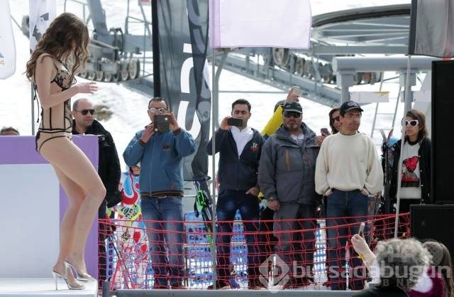 Kayak merkezinde sıcak defile