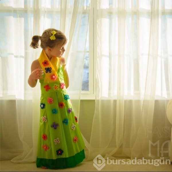 &#8203;Ünlülerin elbiselerinden ilham alarak kızına elbiseler diken yaratıcı anne