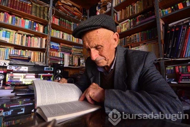Bakkalını kütüphane yaptı