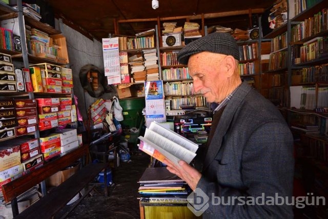 Bakkalını kütüphane yaptı