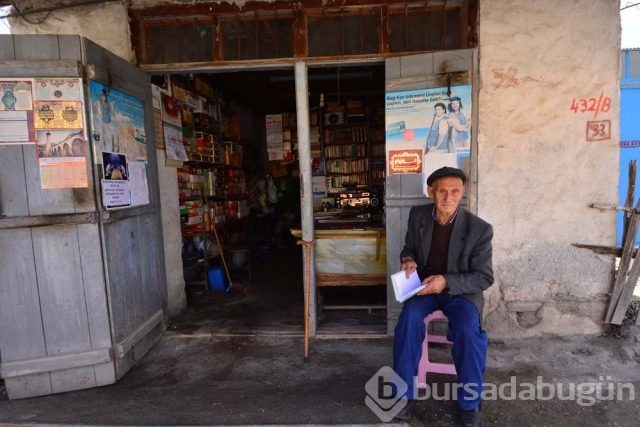 Bakkalını kütüphane yaptı