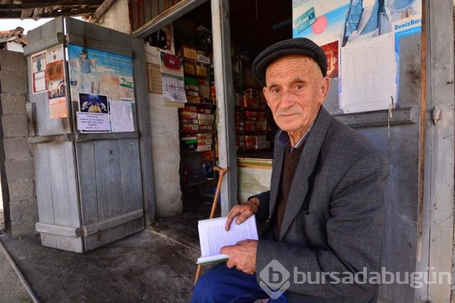 Bakkalını kütüphane yaptı