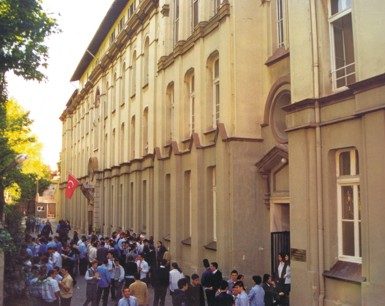 Özel Alman Lisesi güvenlik gerekçesi ile eğitimine ara verdi