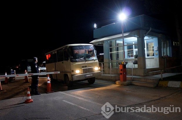 15 kişilik minibüsten 43 kaçak çıktı
