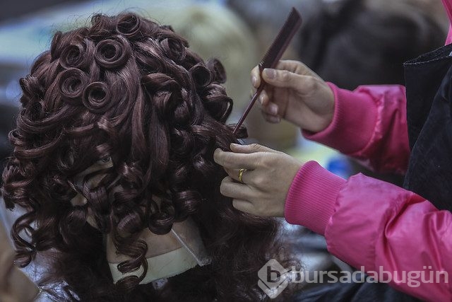 Peruk fabrikasında bir gün	

