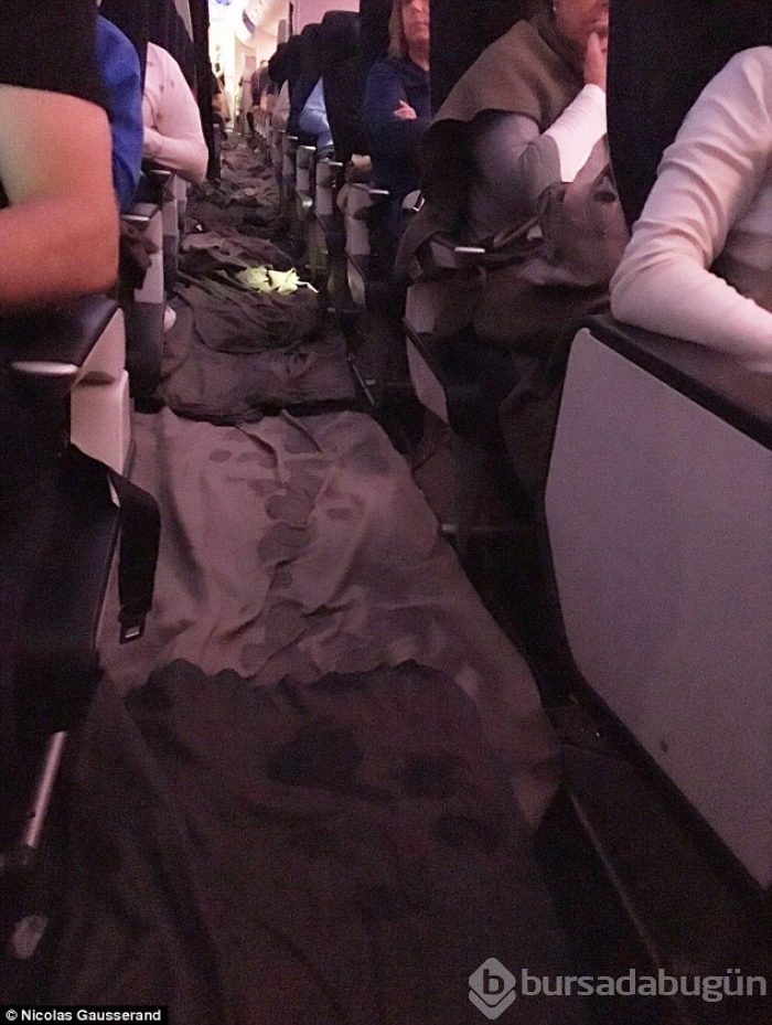 Dünyanın en büyük uçağı A380'i su bastı