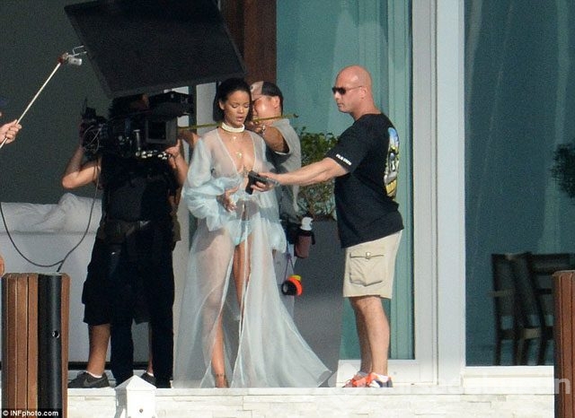 Rihanna yeni klibinde çırılçıplak
