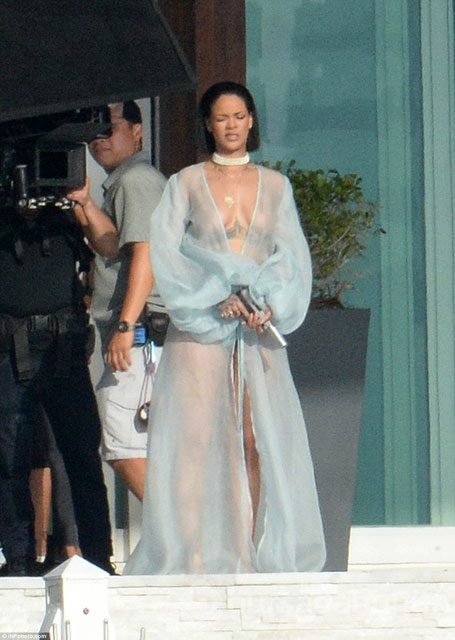 Rihanna yeni klibinde çırılçıplak
