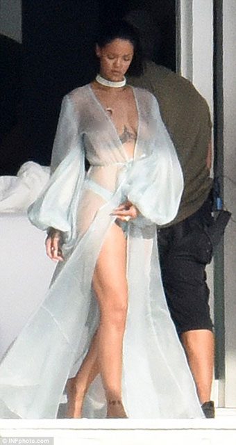 Rihanna yeni klibinde çırılçıplak
