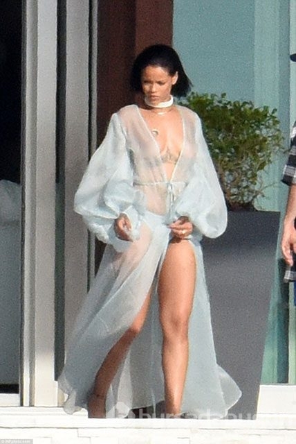 Rihanna yeni klibinde çırılçıplak
