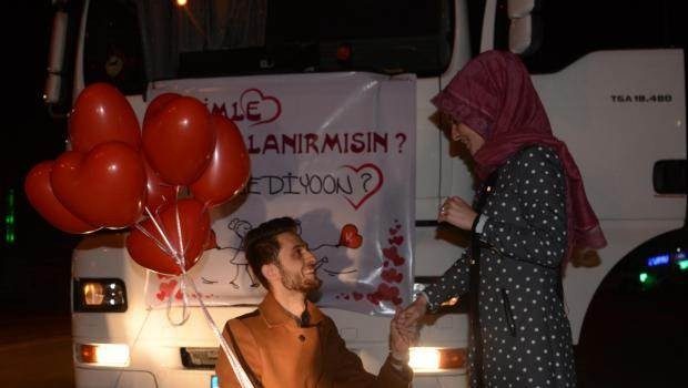 TIR'la sevgilisinin yolunu kesip, evlenme teklif etti
