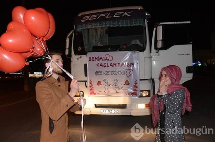 TIR'la sevgilisinin yolunu kesip, evlenme teklif etti