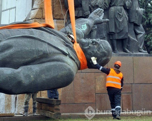 Dev Lenin heykeli uzun uğraşlar sonucu yerinden kaldırıldı
