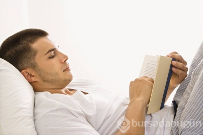 Uykudan önce kitap okuyanlara kötü haber!