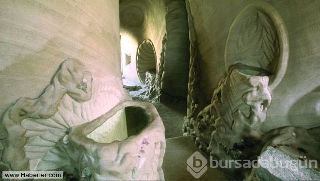 ABD'li sanatçı dev mağarayı elleriyle oydu