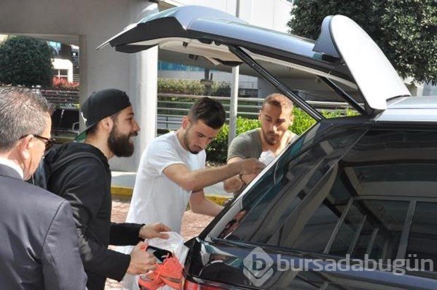 Milliler havaalanına tek tek geldi
