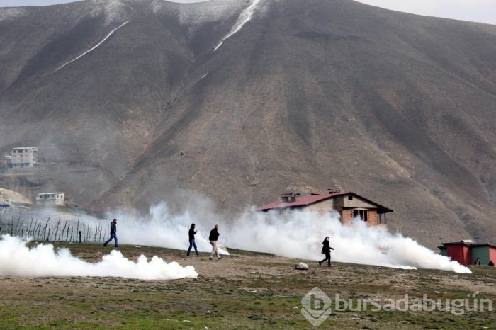 Hakkari'de izinsiz gösteriye polis müdahale etti
