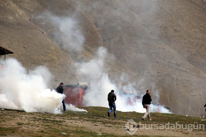 Hakkari'de izinsiz gösteriye polis müdahale etti