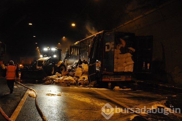 TIR yandı, Bolu Dağı Tüneli ulaşıma kapandı