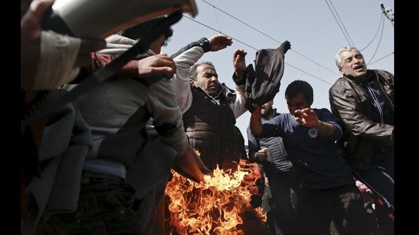 Kan donduran an! Herkesin önünde kendini yaktı