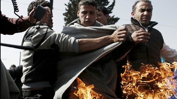 Kan donduran an! Herkesin önünde kendini yaktı