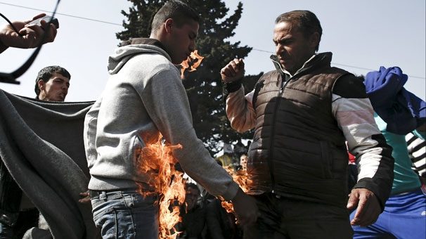 Kan donduran an! Herkesin önünde kendini yaktı