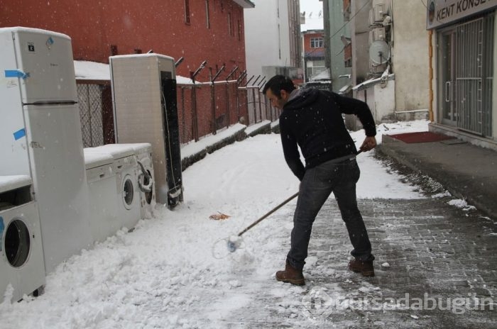 Ardahan güne karla uyandı