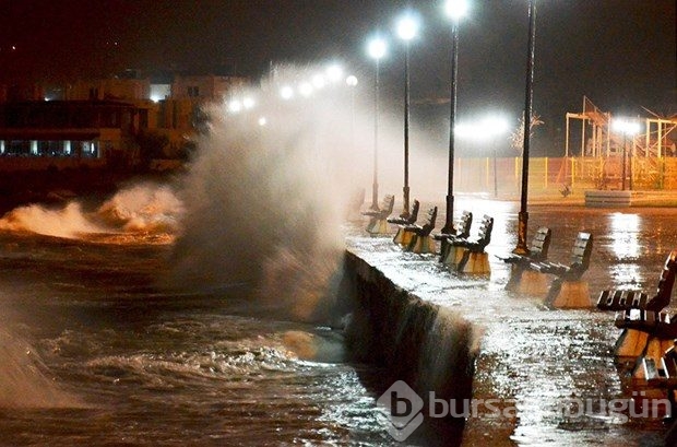Dalgalar körfezi vuruyor!

