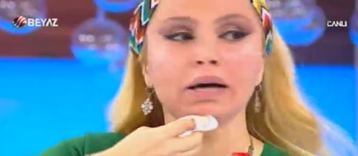 Canlı yayında makyajını sildi
