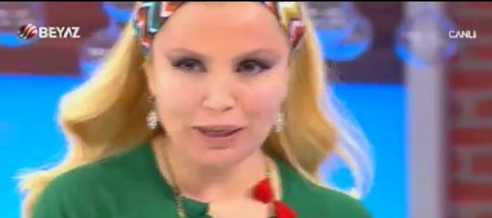 Canlı yayında makyajını sildi
