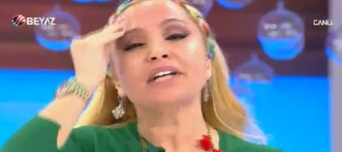 Canlı yayında makyajını sildi
