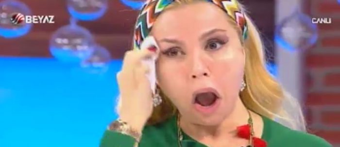 Canlı yayında makyajını sildi
