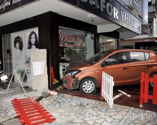 Otomobili tartıştığı sevgilisinin üzerine sürünce...