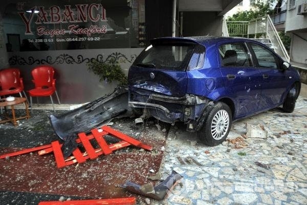 Otomobili tartıştığı sevgilisinin üzerine sürünce...