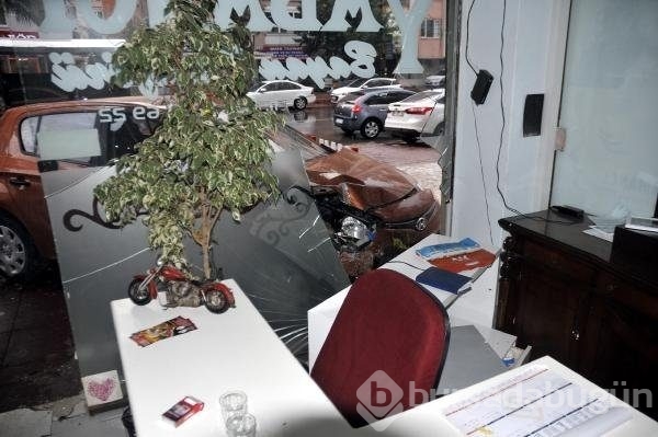 Otomobili tartıştığı sevgilisinin üzerine sürünce...