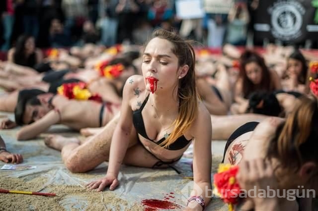 Sırtlarında kılıç, her tarafları kan...Dünya bu görüntüleri konuşuyor