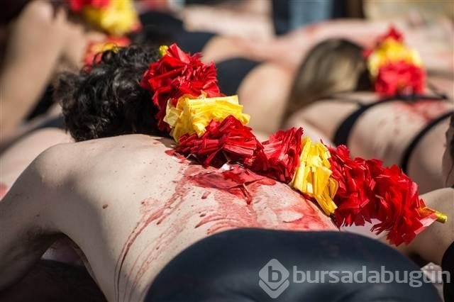 Sırtlarında kılıç, her tarafları kan...Dünya bu görüntüleri konuşuyor